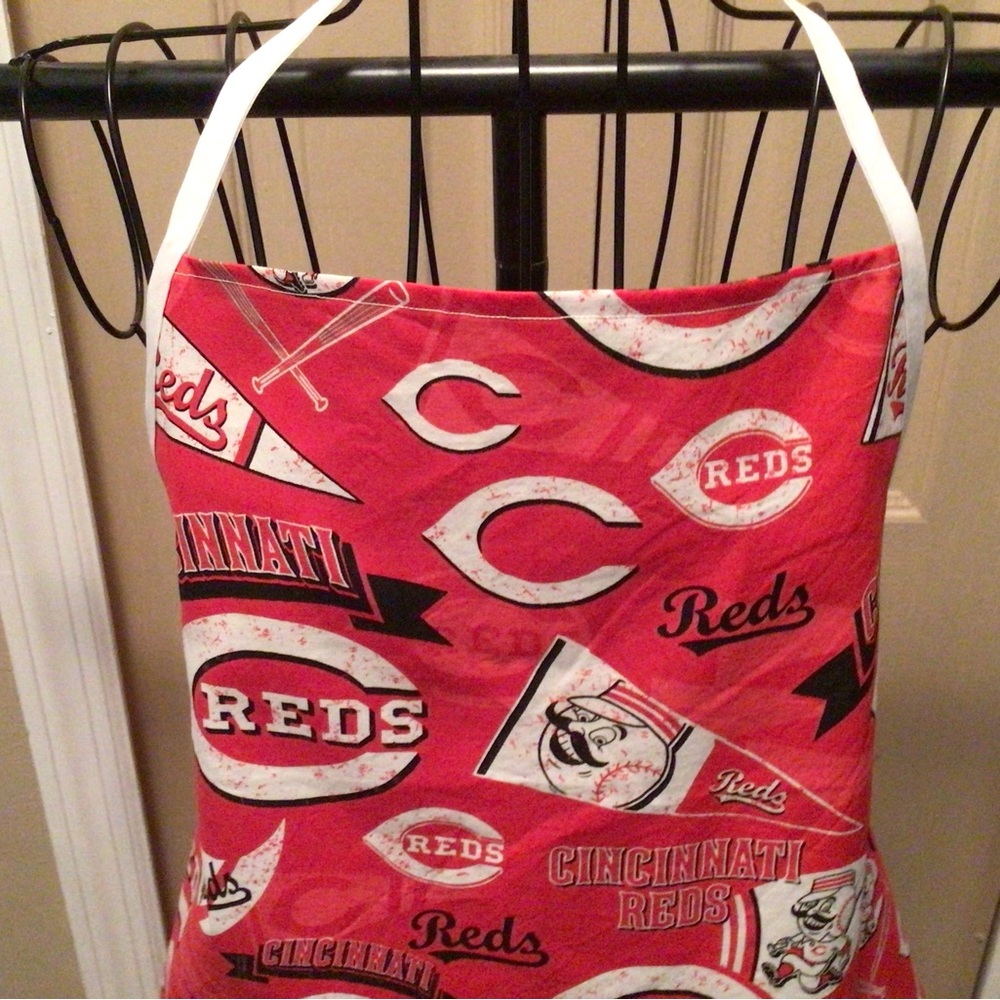 Cincinnati Reds all purpose apron - Picture 2 of 5